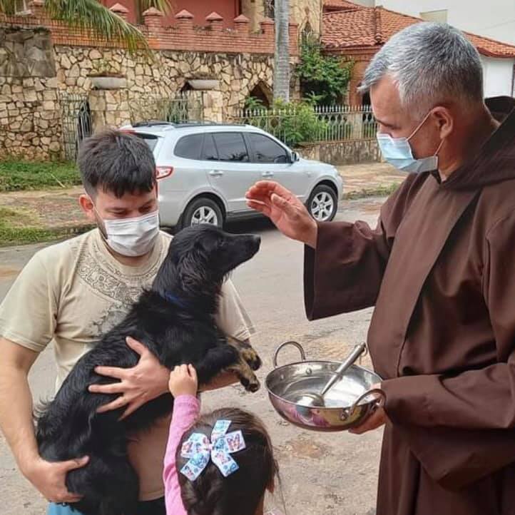 Bendición de mascotas. (Foto Facebook).