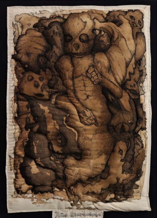 Rodrigo Gómez Speltz. Aña maranduha, de la serie Arete Aña (2020). Aguada de café y té, dibujo con bolígrafo y bordado manual sobre lienzo, con relleno de algodón sintético extendido en madera. Cortesía
