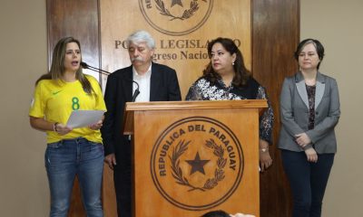 Kattya González fue con la camiseta de Brasil para sacarse luego en un acto simbólico y quedarse con la de albirroja. De esta forma pedía a los consejeros de Itaipú "ponerse la camiseta de Paraguay". (Foto Radio Ñanduti).