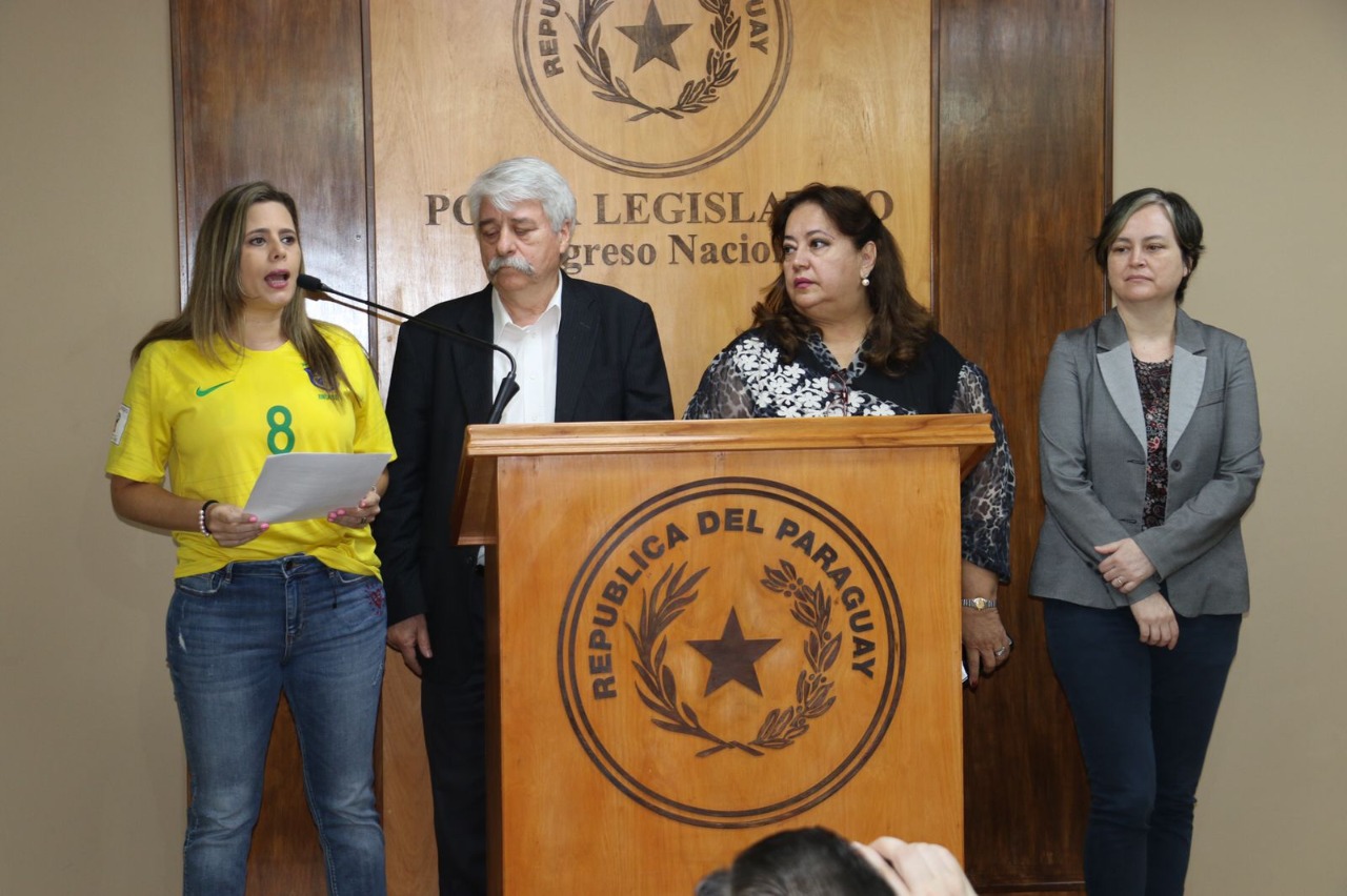 Kattya González fue con la camiseta de Brasil para sacarse luego en un acto simbólico y quedarse con la de albirroja. De esta forma pedía a los consejeros de Itaipú "ponerse la camiseta de Paraguay". (Foto Radio Ñanduti).