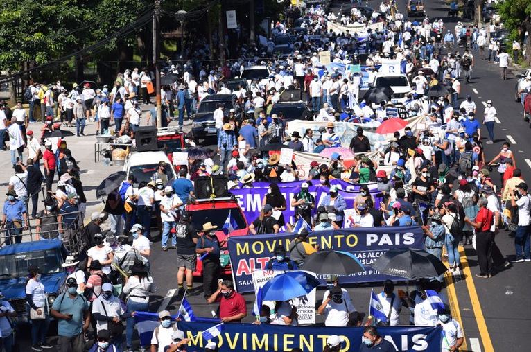 Marcha en El Salvador. Foto: Infobae.