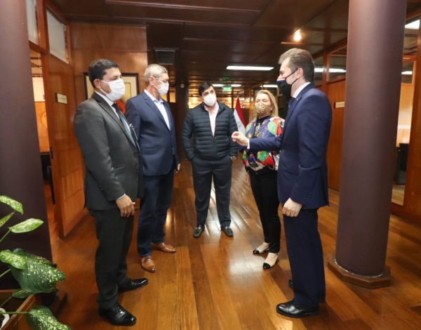 Representantes de la Cámara de la Carne se reunieron con el ministro Castilioni. Foto: MIC