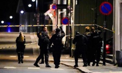 Varios agentes de policía en el lugar del ataque en Kongsberg, Noruega. Foto: ABC.es