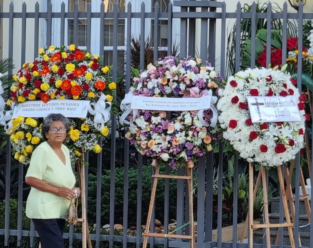 Ofrenda floral frente a la casa de Óscar González Daher. (Foto Radio Ñanduti).