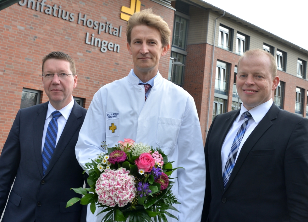 Doctor Peter Douglas Klassen (centro). (Foto Bounifatius Hospital Lingel)