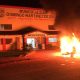 De esta forma quemaban el vehiulo del intendente electo. (Foto Gentileza).