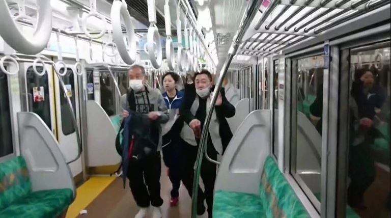 La gente escapó como pudo del tren. Foto: Infobae.