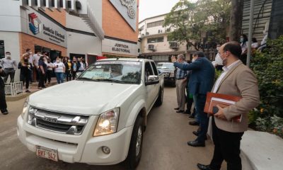 Vehículos electorales al momento de partir al interior del país. (Foto TSJE).)