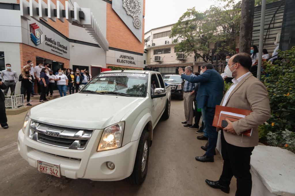 Vehículos electorales al momento de partir al interior del país. (Foto TSJE).)