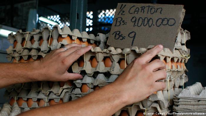 Nuevos precios exhibidos en Venezuela. Foto: DW.