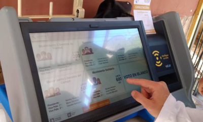Un elector utilizando la máquina de votación. Foto: Gentileza.