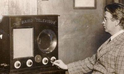 Foto1: Jhon Logie Baird junto a su televisor (Archivo) https://www.lavanguardia.com/