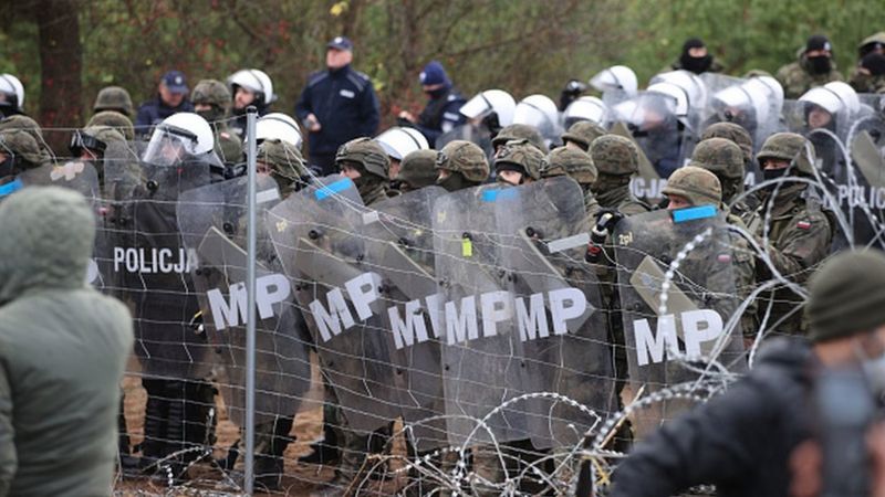 Las tropas polacas y los guardias fronterizos con escudos impidieron que los migrantes cruzaran a su país. Foto: Getty.