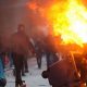 Manifestantes se enfrentan a la policía en Bélgica en medio de las protestas contra las medidas de covid-19 y el pase sanitario impuestos en el país. Foto: Getty.