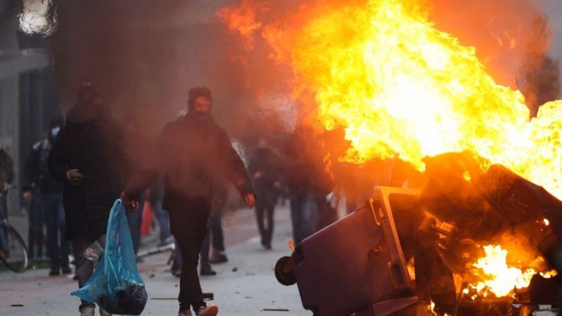 Manifestantes se enfrentan a la policía en Bélgica en medio de las protestas contra las medidas de covid-19 y el pase sanitario impuestos en el país. Foto: Getty.