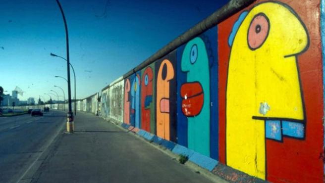 Muro de Berlín con pinturas de Thierry NoirAmin Akhtar (East Side Gallery, Berlín)