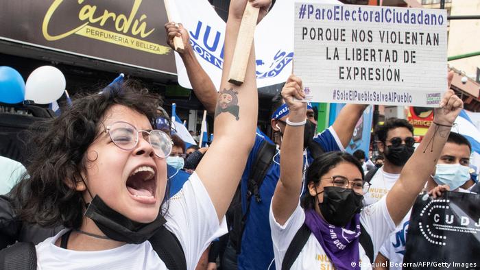 Nicaragüenses en el exilio protestan contra el "fraude electoral" de Ortega/Murillo. Aquí en Costa Rica el 7 de noviembre de 2021. Foto: Getty.