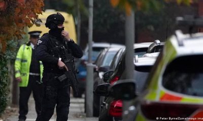 La policía indicó que un pasajero murió en la explosión de un taxi en la ciudad inglesa el domingo. El gobierno británico dijo que este el segundo acto terrorista en un mes, tras el asesinato del diputado David Amess. Foto: Getty.