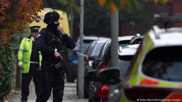 La policía indicó que un pasajero murió en la explosión de un taxi en la ciudad inglesa el domingo. El gobierno británico dijo que este el segundo acto terrorista en un mes, tras el asesinato del diputado David Amess. Foto: Getty.