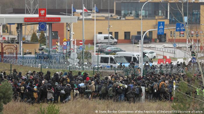 Miles de migrantes, la mayoría de Medio Oriente, han cruzado o tratado de cruzar la frontera entre los dos paises en los últimos meses. Polonia envió soldados a la frontera e implementó allí un estado de emergencia. Foto: Picture Aliance.