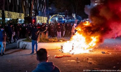 El pasado viernes, una protesta no autorizada en Róterdam contra las restricciones y los planes de introducir el sistema 2G (que excluye a las personas no vacunadas del pase covid aunque den negativo en un test) desembocó en disturbios y choques con la policía. Foto: Picture Aliance.