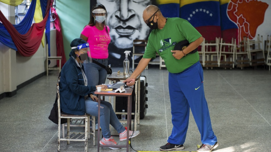 En las "megaelecciones" de este domingo se eligen 3.082 cargos: 23 gobernaciones, 335 alcaldías y cientos de escaños en consejos locales. Foto: Agencias.