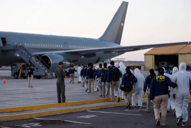 Más de 800 personas han sido deportadas en siete vuelos distintos en el año con base en una nueva ley de migración más estricta que Sebastián Piñera promulgó bajo el lema de "ordenar la casa". Foto: eltiempo.com