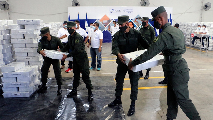 La pareja presidencial formada por Daniel Ortega y su esposa y vicepresidenta Rosario Murillo saldrán presumiblemente reelegidos, con la mayoría de aspirantes opositores con opciones detenidos o exiliados. Foto: Agencias.