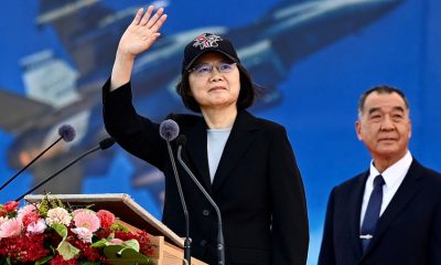 En la ceremonia de presentación de los 64 aviones, realizada en una base aérea de la ciudad de Chiayi, estuvo presente la presidenta Tsai Ing-wen junto a Sandra Oudkirk, embajadora de hecho de Estados Unidos en la isla, cuya soberanía reinvindica Beijing. Foto: Agencias.