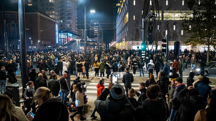 Durante la protesta en Rótterdam decenas de personas fueron detenidas y siete resultaron heridas, en un hecho que el alcalde, Ahmed Aboutaleb, calificó como una "orgía de violencia". Foto: Agencias.