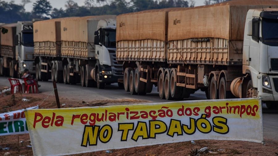 Más de 300 barcos estacionados y dragas buscan ilegalmente el metal precioso en el lecho del Río Madeira, que nace en Bolivia y es uno de los afluentes del Amazonas. Foto: Télam.