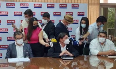 El ingeniero Guido Chávez, director de Distribución de la ANDE brindó una conferencia de prensa junto con otras autoridades. (Foto Gentileza 780 AM)