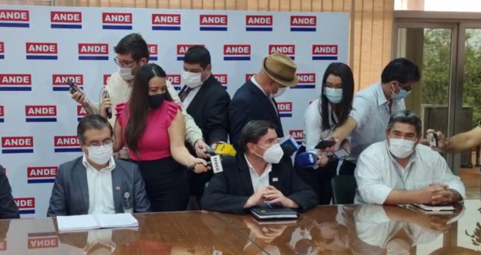 El ingeniero Guido Chávez, director de Distribución de la ANDE brindó una conferencia de prensa junto con otras autoridades. (Foto Gentileza 780 AM)