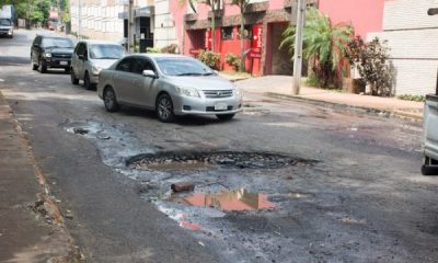 Los baches "adornan" la ciudad de San Lorenzo. (Foto Mirtha Ozuna).