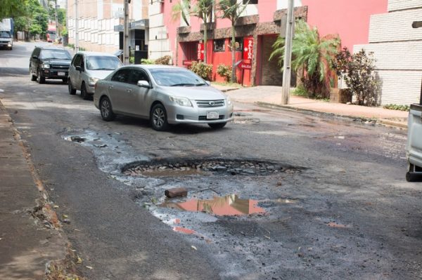 Los baches "adornan" la ciudad de San Lorenzo. (Foto Mirtha Ozuna).