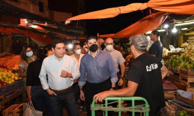 Juan Villalba, director del Mercado 4, cuando recorría el mercado con el intendente. Foto: Gentileza