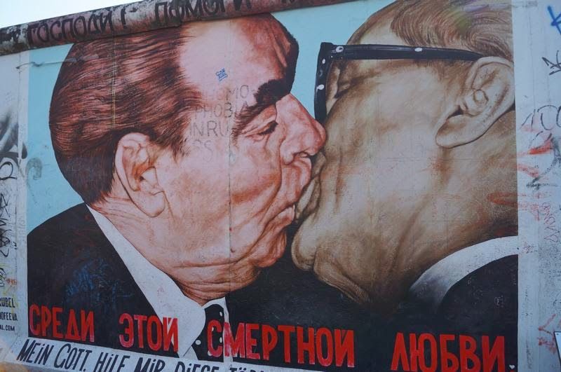 Muro de Berlín. El célebre beso de confraternidad (Mi baúl de blogs)