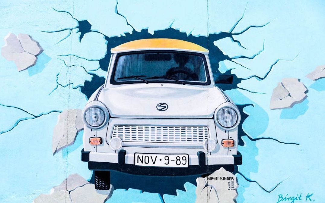 Trabant atravesando el muro (OM viajes y relatos)