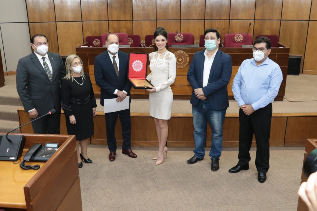 Nadia Ferreira, Miss Universo Paraguay 2021, recibiendo la condecoración. (Foto Senado).