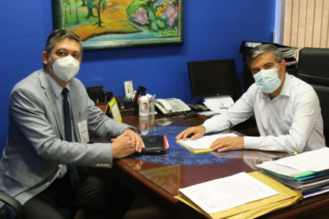 El director de Estadísticas, Iván Ojeda con el diputado Edgar Acosta, (Foto Diputados)