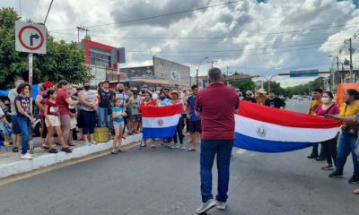 Los permisionarios cerraron parte de la avenida Pettirossi. (Foto Radio Ñandutí)