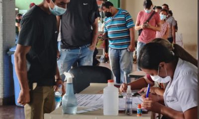 Muchas personas ya acudieron al vacunatorio ubicado en la Terminal de Ómnibus de Asunción. (Foto Radio Ñandutí)