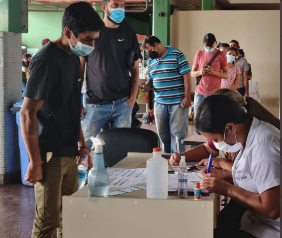 Muchas personas ya acudieron al vacunatorio ubicado en la Terminal de Ómnibus de Asunción. (Foto Radio Ñandutí)