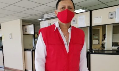 Víctor Bogado llegó con chaleco rojo a tribunales. (Foto 780 AM)