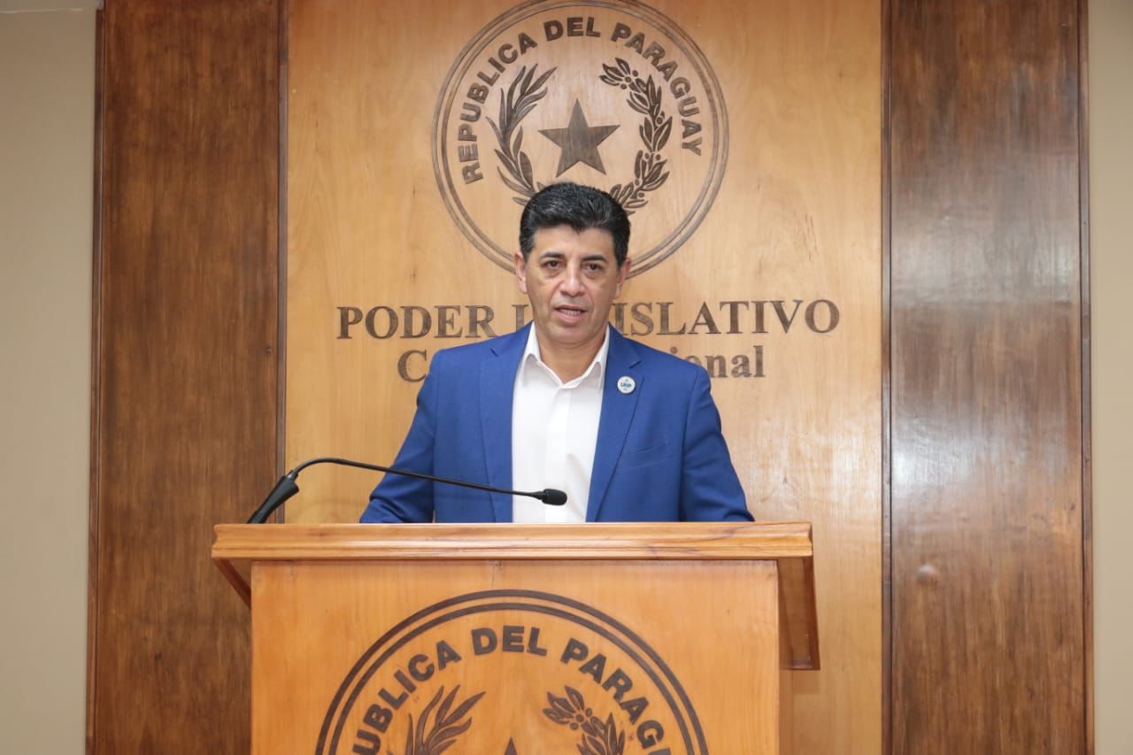 Victor Ríos durante la conferencia de prensa. (Foto Gentileza).
