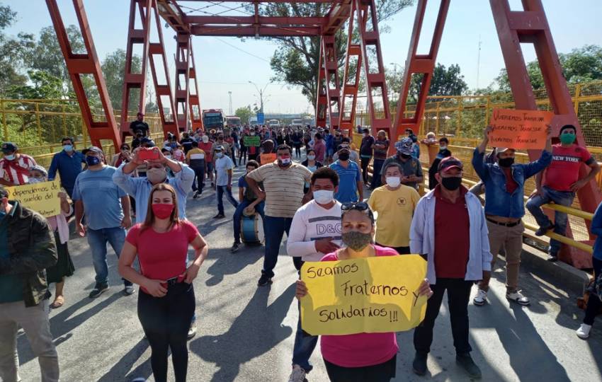 Una de las manifestaciones de vecinos de Puerto Falcón y Nanawa, pidiendo apertura de Fronteras. (Foto Diario El Comercial).