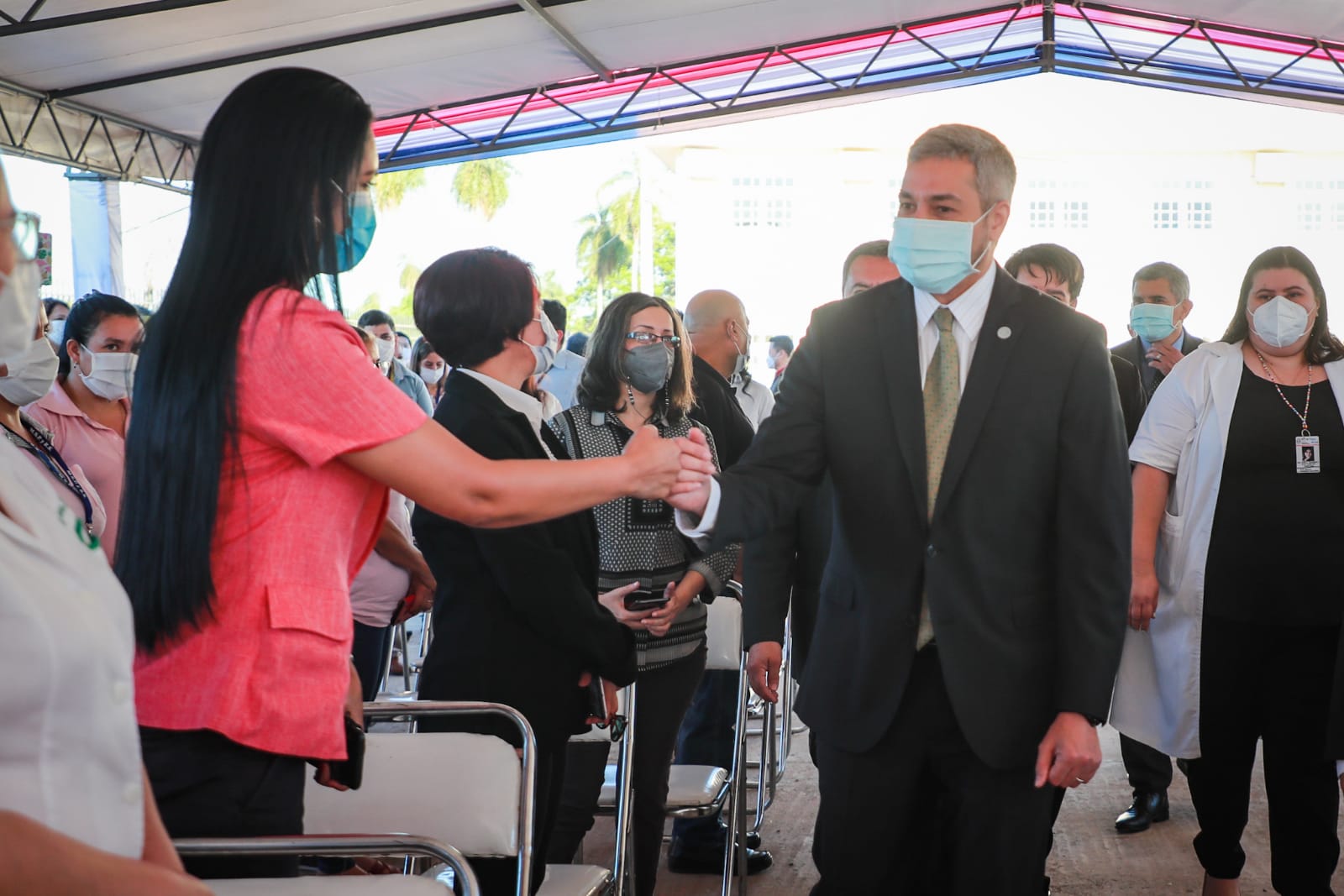 Mario Abdo llegando a la inauguración. (Foto Presidencia).