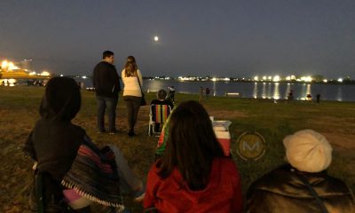 La noche del domingo al lunes, la Luna volverá a cruzar la sombra de la Tierra, adquiriendo el resplandor cobrizo tan característico de los eclipses lunares. Foto: Monumental - REFERENCIAL.