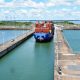 Transporte fluvial a través de la esclusa de la Entidad Binacional Yacyretá. Foto EBY.