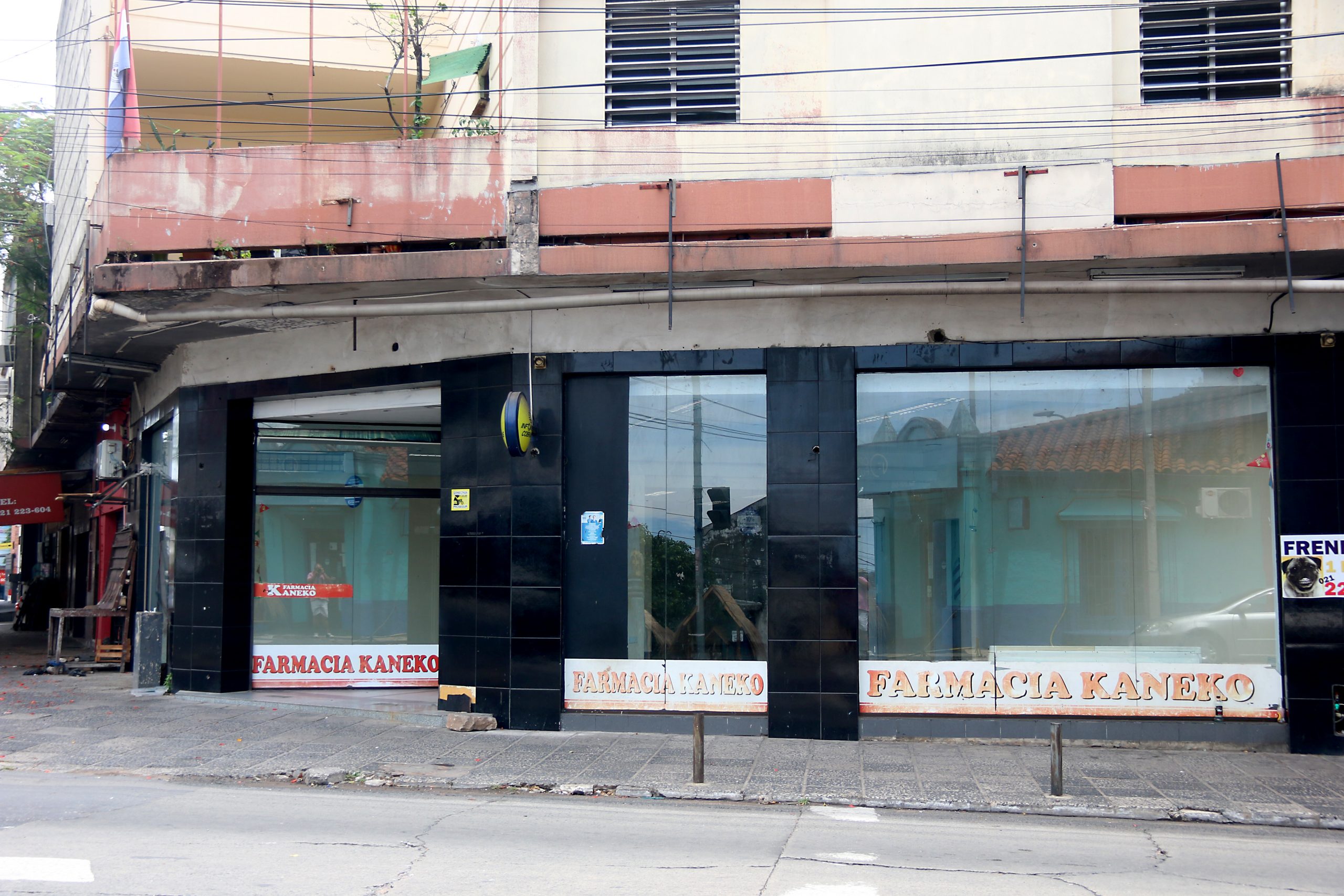 El emblemático local, ubicado en la esquina de las avenidas Perú y Pettirossi, se encuentra vacío. Foto: Gustavo Segovia